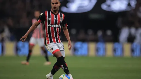 Alisson durante confronto contra o Corinthians no Campeonato Brasileiro de 2024.