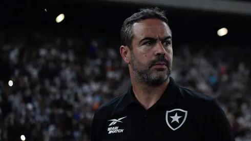 Artur Jorge, técnico do Botafogo, durante partida contra o Flamengo no Nilton Santos, pelo Campeonato Brasileiro.