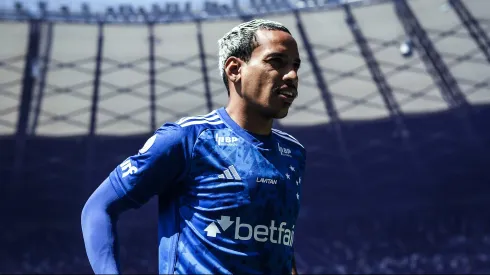 Foto: Gustavo Aleixo/Cruzeiro - Matheus Pereira durante confronto contra o Atlético-GO no Campeonato Brasileiro de 2024.