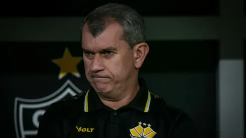 Cláudio Tencati, técnico do Criciuma, durante partida contra o Atletico-MG na Arena MRV, pelo Campeonato Brasileiro.