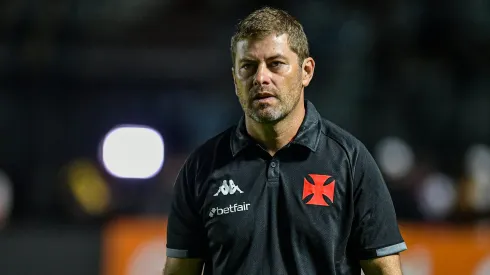 Rafael Paiva tecnico do Vasco durante partida contra o Vitoria no estadio Sao Januario pelo campeonato Brasileiro A 2024. Treinador pode tomar decisão complicada