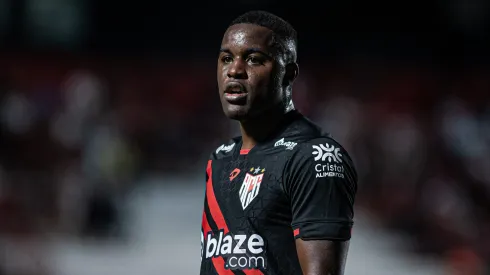 Campbell, jogador do Atletico-GO, durante partida contra o Botafogo, no estádio Antonio Accioly, pelo Campeonato Brasileiro.