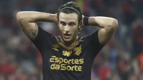 Canobbio, jogador do Athletico-PR, durante partida contra o Fortaleza na Ligga Arena, pelo Campeonato Brasileiro.
