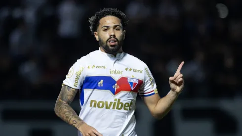 Calebe, jogador do Fortaleza, em partida contra o RB Bragantino no Nabi Abi Chedid, pelo Campeonato Brasileiro de 2023.