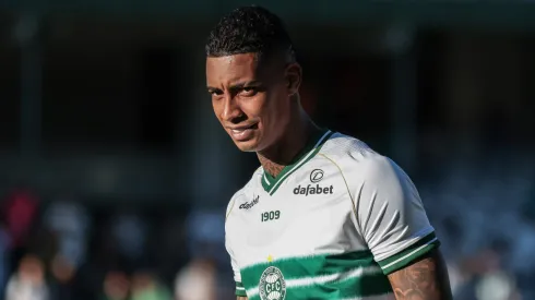 Alef Manga, jogador do Coritiba, durante partida contra o Santos no Couto Pereira, pelo Campeonato Brasileiro da Série A de 2023.