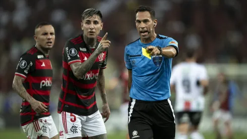 O árbitro Facundo Tello durante partida entre Flamengo e Palestino no estádio Maracanã pelo campeonato Copa Libertadores 2024. Foto: Jorge Rodrigues/AGIF