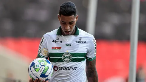 Alef Manga jogador do Coritiba durante partida contra o Flamengo no estádio Maracanã pelo campeonato BRASILEIRO A 2023. Foto: Thiago Ribeiro/AGIF