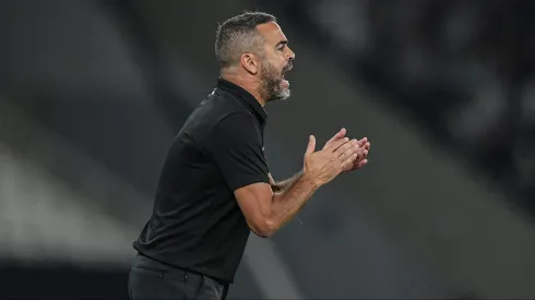 Artur Jorge durante confronto contra o Fortaleza no Brasileirão 2024.