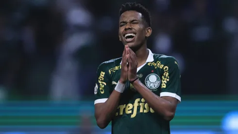 Estêvão, jogador do Palmeiras, lamenta chance perdida em partida contra o Atletico-GO, no Allianz Parque, pelo Campeonato Brasileiro.