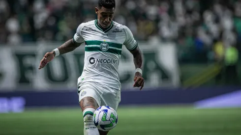 Alef Manga durante confronto contra o Goiás na Série A de 2023.