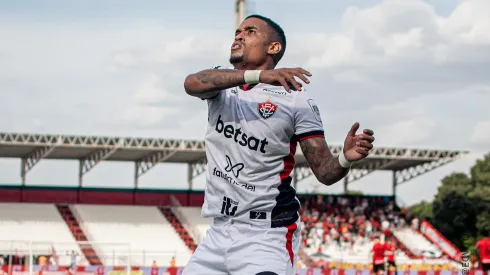 Foto: Divulgação/Vitória - Alerrandro em comemoração de gol no Vitória.