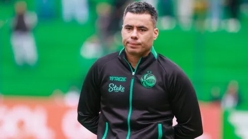 Jair Ventura durante confronto contra o Fluminense no Campeonato Brasileiro de 2024.