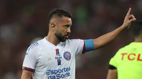 RIO DE JANEIRO, BRAZIL - SEPTEMBER 12: Everton Ribeiro of Bahia gestures during the match between Flamengo and Bahia as part of the quarter finals of Copa do Brasil 2024 at Maracana Stadium on September 12, 2024 in Rio de Janeiro, Brazil. (Photo by Wagner Meier/Getty Images)