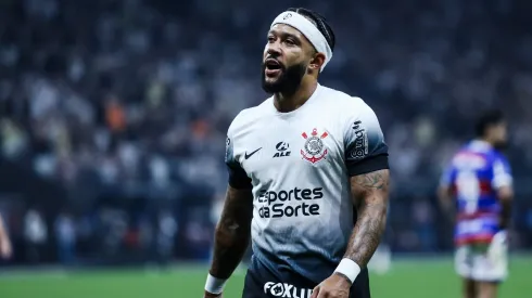 SP – SAO PAULO – 24/09/2024 – COPA SUL-AMERICANA 2024, CORINTHIANS X FORTALEZA – Memphis Depay jogador do Corinthians durante partida contra o Fortaleza no estadio Arena Corinthians pelo campeonato Copa Sul-Americana 2024. Foto: Marco Miatelo/AGIF