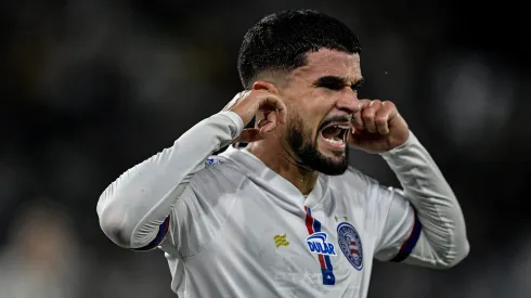 Cauly, jogador do Bahia, comemora seu gol em partida contra o Botafogo, pela Copa do Brasil 2024.