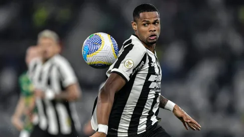 Júnior Santos é informado sobre decisão (Foto: Thiago Ribeiro/AGIF)