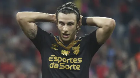 Canobbio jogador do Athletico-PR lamenta durante partida contra o Fortaleza no estádio Arena da Baixada pelo campeonato Brasileiro A 2024. Foto: Gabriel Machado/AGIF