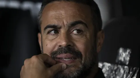 Artur Jorge tira onda após derrotar o Athletico (Foto: Jorge Rodrigues/AGIF)