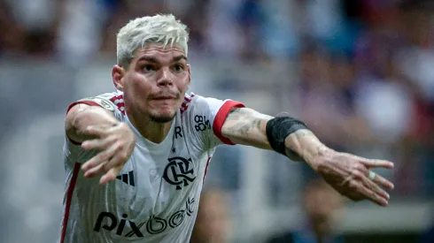 Ayrton Lucas fala sobre Filipe Luís (Foto: Jhony Pinho/AGIF)