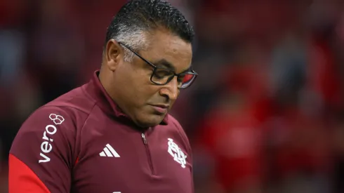 Roger Machado durante confronto contra o Rosario Central na Sul-Americana 2024.