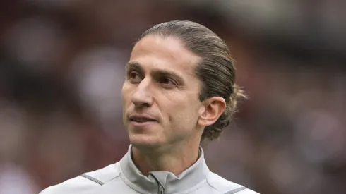 Filipe Luís recebe comentário de Sormani.