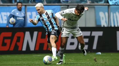 PORTO ALEGRE, BRAZIL - SEPTEMBER 1: Yeferson Soteldo of Gremio and Gustavo Scarpa of Atletico Mineiro compete for the ball during the match between Gremio and Atletico Mineiro as part of Brasileirao 2024 at Arena do Gremio on September 1, 2024 in Porto Alegre, Brazil. (Photo by Pedro H. Tesch/Getty Images)