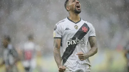 Paulinho atuando no Vasco em 2023