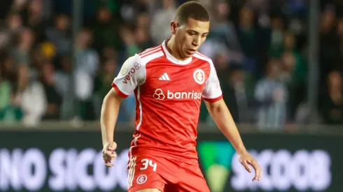 Gabriel Carvalho durante confronto contra o Juventude no Brasileirão 2024.