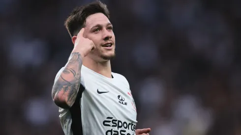 Garro, jogador do Corinthians, comemora seu gol contra o Atletico-GO, pelo Campeonato Brasileiro.