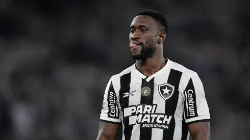 Bastos, jogador do Botafogo, durante partida contra o Corinthians, pelo Campeonato Brasileiro.