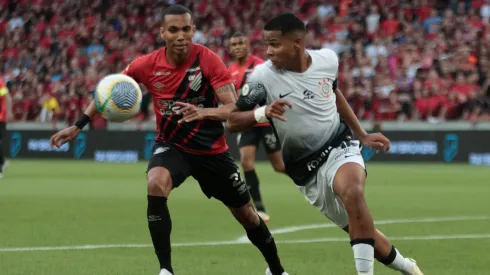Madson jogador do Athletico-PR disputa lance com Wesley jogador do Corinthians durante partida no estádio Arena da Baixada pelo campeonato Brasileiro A 2024. Foto: Robson Mafra/AGIF