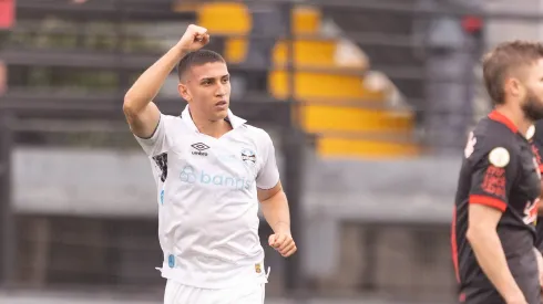 Monsalve jogador do Bragantino comemora seu gol durante partida contra o Gremio no estadio Nabi Abi Chedid pelo campeonato Brasileiro A 2024.