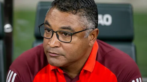 Roger Machado durante confronto contra o Cruzeiro no Campeonato Brasileiro de 2024.