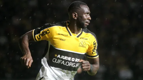 Bolasie, jogador do Criciúma, rasgou elogios para dupla do Botafogo em suas redes sociais.