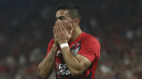 Cuello preocupa no Athletico.