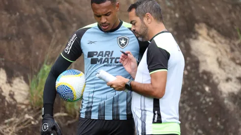 Foto: Vitor Silva/Botafogo – John e Artur Jorge durante treinamento do Botafogo.