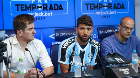 Vice-presidente de futebol Paulo Caleffi, ao lado do diretor de futebol Antonio Brum, apresenta o meio campista Pepe como novo reforço do Gremio para a temporada 2023.