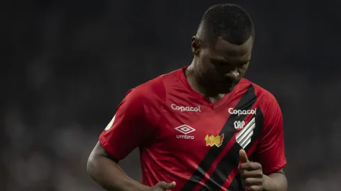 Nikão, jogador do Athletico-PR, em partida contra o Corinthians, pelo Campeonato Brasileiro.