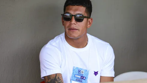 Lucas Romero assistindo partida entre Cruzeiro e Athletic no Campeonato Mineiro de 2024.