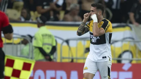 Felipe Vizeu provocando o Botafogo em comemoração de gol no Brasileirão 2024.