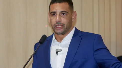 Diego Souza recebendo título de cidadão pernambucano.