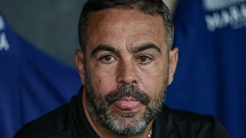 Artur Jorge, técnico do Botafogo, durante partida contra o Criciúma (Foto: Thiago Ribeiro/AGIF)