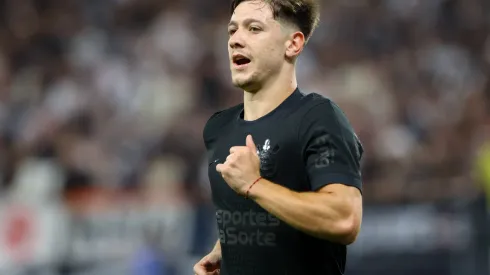 Rodrigo Garro durante confronto contra o Athletico-PR no Brasileirão 2024.