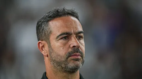 Artur Jorge tecnico do Botafogo durante partida contra o Athletico-PR no estadio Engenhao pelo campeonato Brasileiro A 2024.