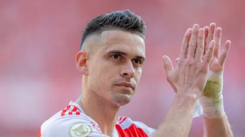 Borre jogador do Internacional durante partida contra o Gremio no estadio Beira-Rio pelo campeonato Brasileiro A 2024.