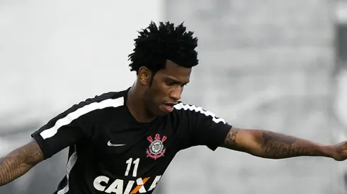 Gil acionou o Corinthians na Justiça.