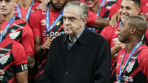 Mario Celso Petraglia presidente do Athletico-PR é visto durante cerimônia de premiação ao final da partida contra o Maringá no estádio Arena da Baixada pela decisão do campeonato Paranaense 2024. Foto: Robson Mafra/AGIF