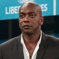 Paulo Miranda, gestor do Athletico-PR, precisa ser contido durante protesto da torcida: “veio bem louco”