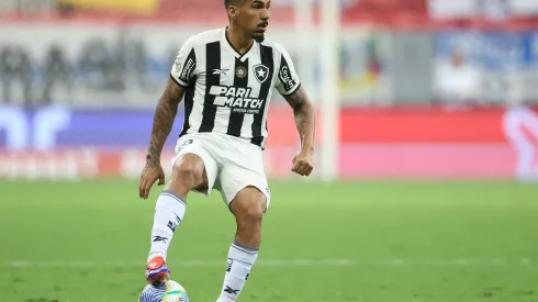 Foto: Vitor Silva/Botafogo - Allan durante confronto contra o Grêmio no Brasileirão 2023.