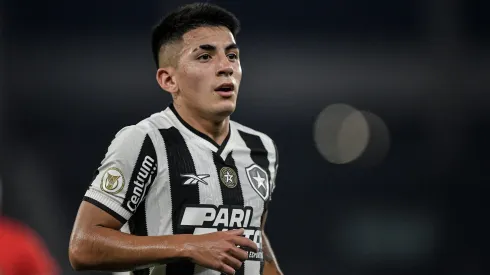 Thiago Almada jogando no Botafogo em 2024